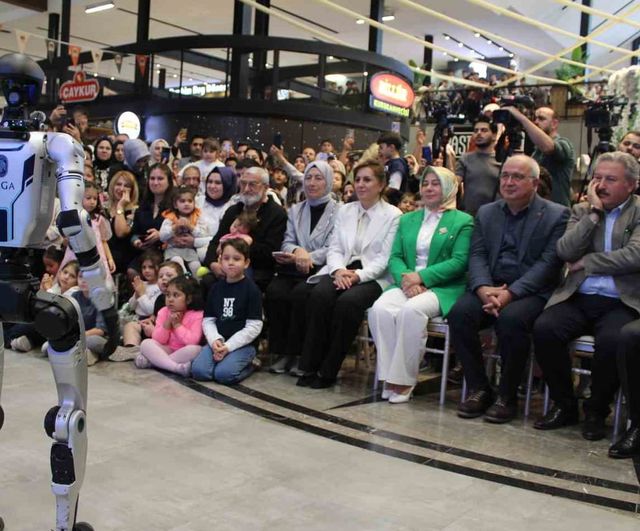 Gençlerin ilgi odağı: insansı robot Mega Melikgazi'yi renklendirdi