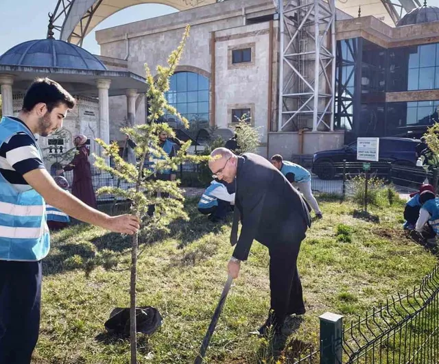 Gençlerle umut yeşeriyor: Diyanet Gençlik Merkezi'nden ağaç dikme etkinliği
