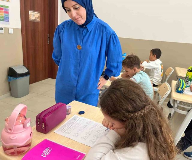 Gençlik Evi'nde ilkokul çocuklarına okuma yazma ve ödev desteği