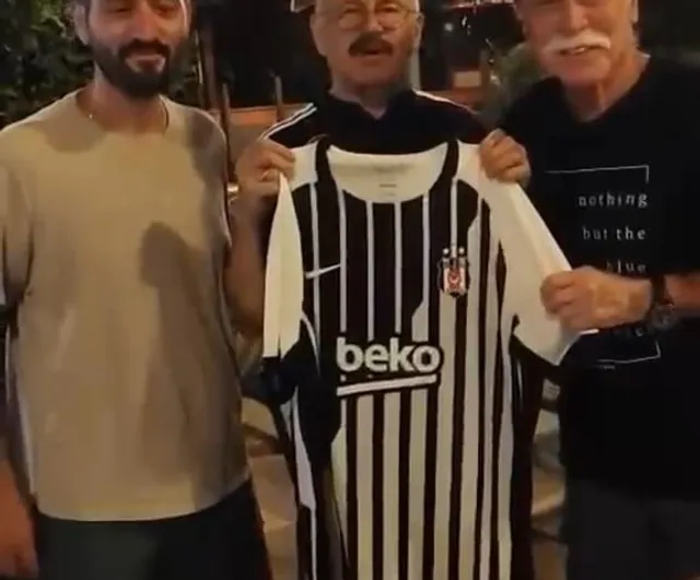Gençlik hayalini gerçekleştiren muhtar Atina'da eski futbolcuyla kucaklaştı