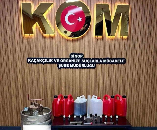 Gerze'de iş yerinde saklanan sahte alkol ve üretim malzemeleri ele geçirildi