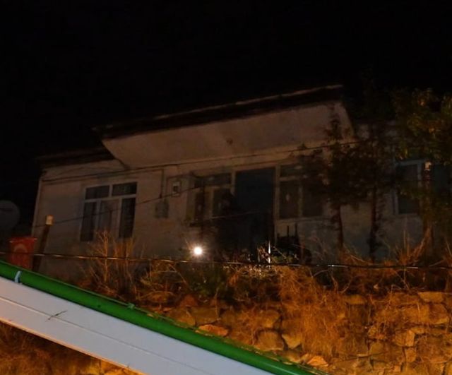 Gümüşhane’de ihmale dikkat çeken olay: elektrik direği 80 yaşındaki kadının bahçesine devrildi
