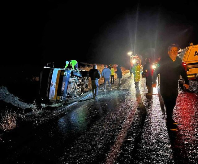Gürün'de kaygan yol kazaya dönüşünce: patates yüklü kamyon devrildi, üç yaralı