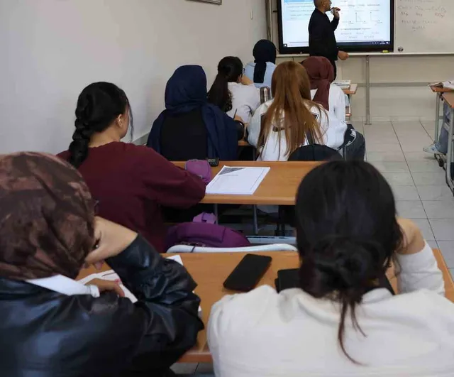 Haliliye'de gençlerin başarı yolculuğunu güçlendiren ücretsiz eğitim merkezi