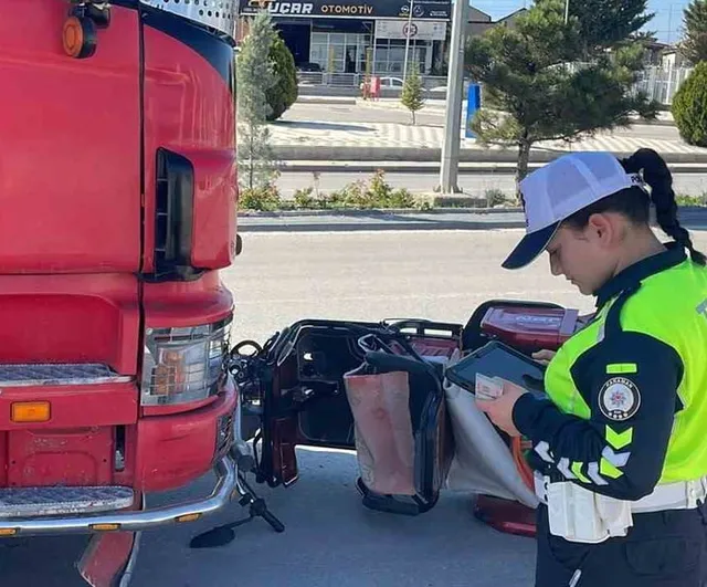 Hamidiye'de tali yol çıkışıyla çarpışan üç tekerlekli bisiklet 10 metre sürüklendi