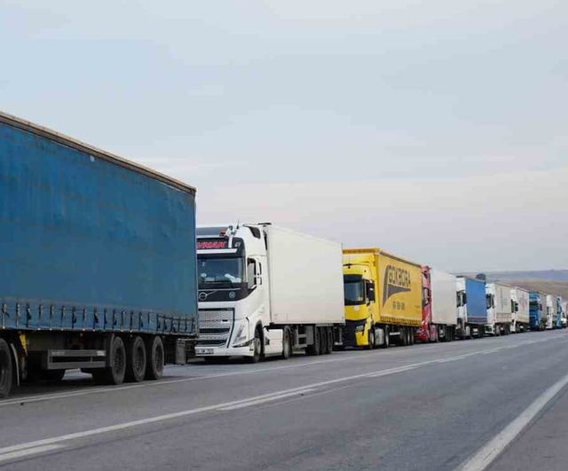 Hamzabeyli'de kilometrelerce bekleyiş: tır şoförleri çözüme çağırdı