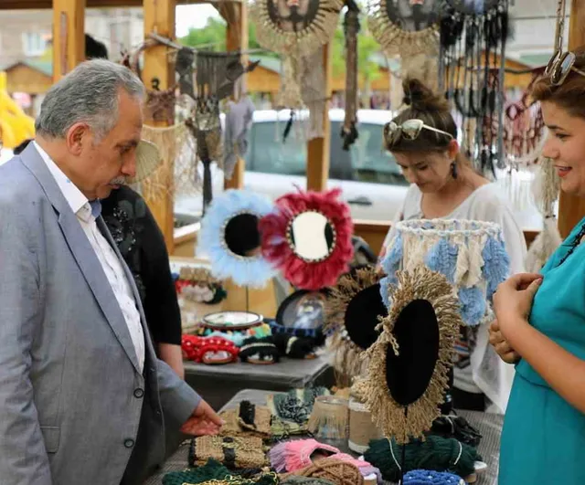 Harman Mahallesi Meydanı'nda maharetli eller yeniden tezgâh açıyor