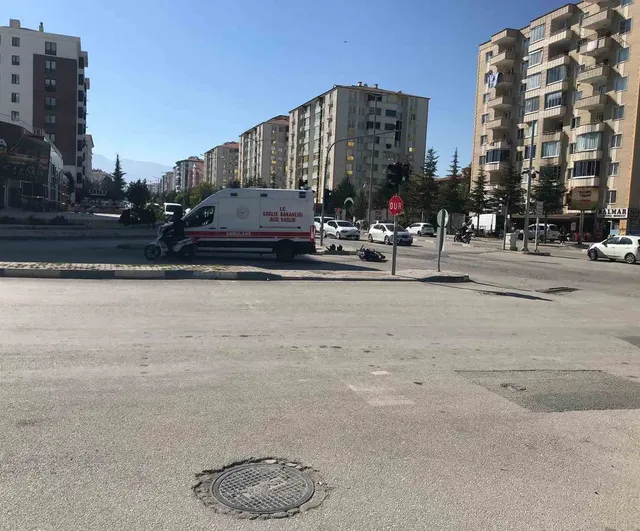 hastane yolu kavşağında çarpışma: suv ile motosikletteki iki kişi yaralandı