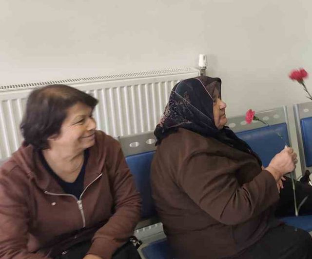 Hastanede karanfil dağıtımıyla hasta haklarına dikkat çekildi