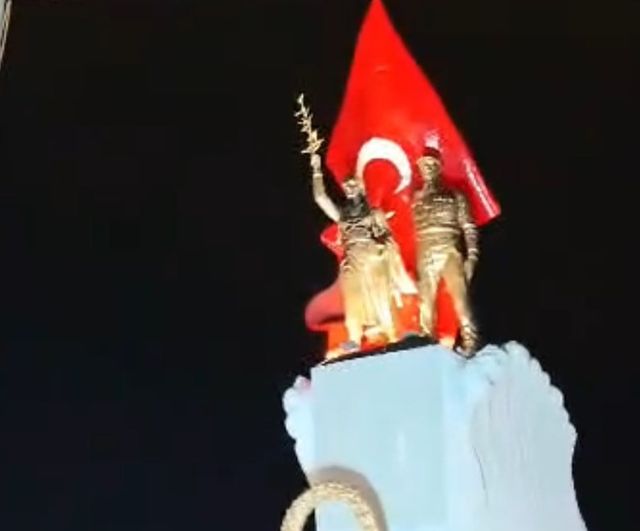 Hatay’da rüzgâr zararını önlemek için bayraklar gönderden alındı