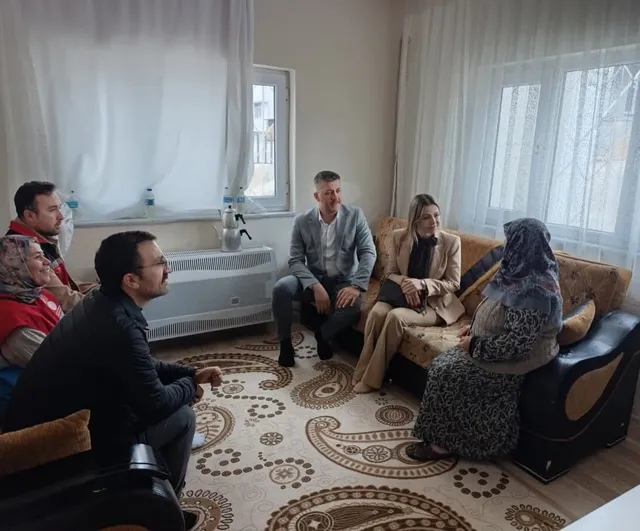 Havza kaymakamı yaşlılarla ev ziyaretinde vefa gösterdi