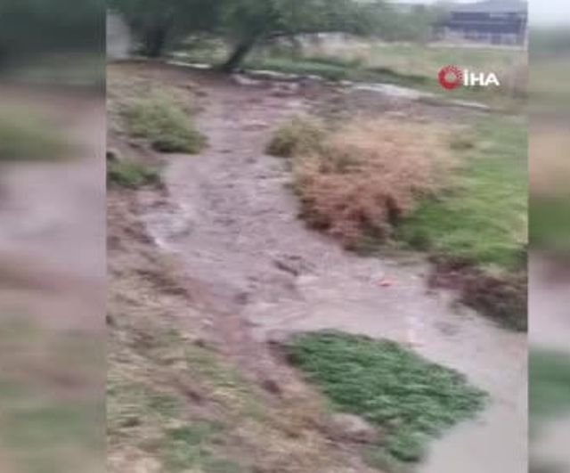 Haymana'da aniden kabaran dere Sinanlı Mahallesi'nde yolları sular altında bıraktı