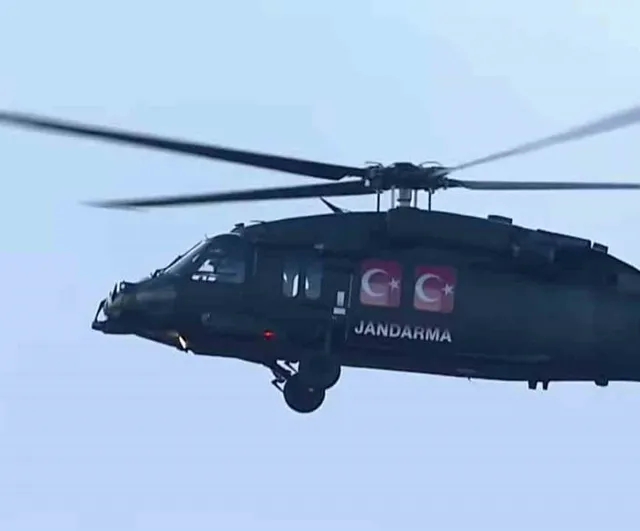 Helikopterlerle harmandalı ve zeybek gökyüzünde buluştu