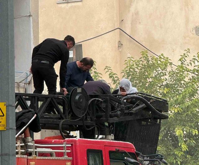 Hizan'da ev alevleri itfaiyenin çabasıyla kontrol altına alındı