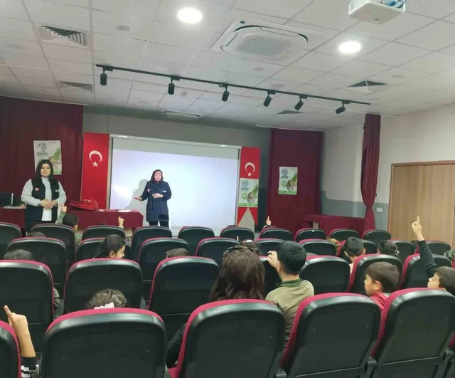 İlkokul sıralarında afet bilinci: çocuklara 'çök-kapan-tutun' eğitimi
