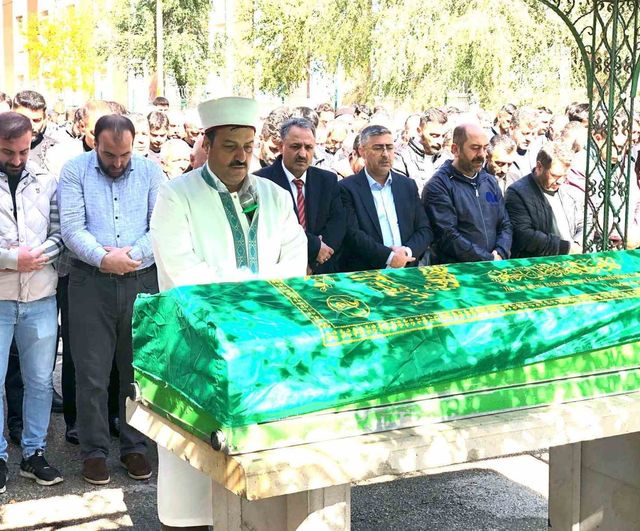 İmam ağabeyinin son namazını camide kıldırdı