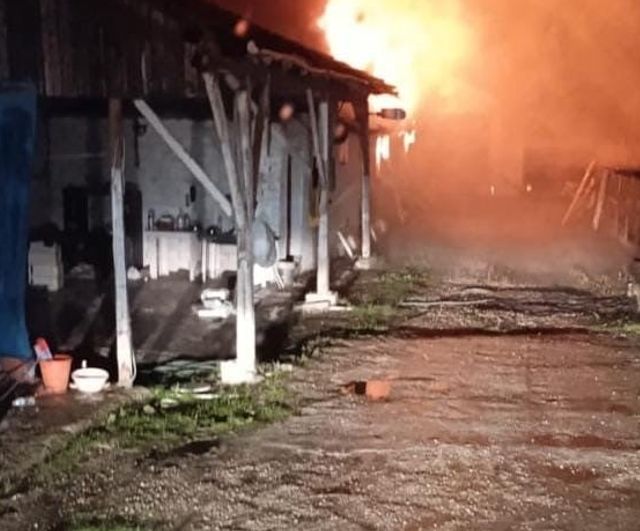 İnegöl'de atıl haldeki büyükbaş çiftliği yangında ağır hasar gördü