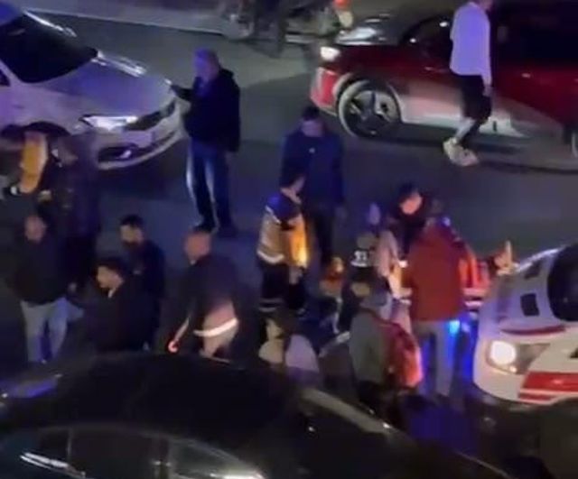 İnegöl'de sollama iddiası kazaya dönüştü: motosiklet iki araca çarptı, iki yaralı