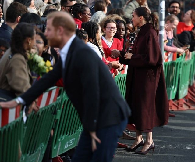 İngiltere’ye dönen prens Harry ve Meghan ilk kez kamuoyu önünde
