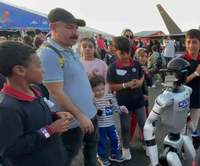 İnsansı Canikman Şanlıurfa TEKNOFEST'te minik ziyaretçilerin ilgi odağı oldu