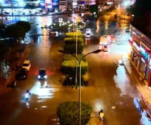 İskenderun’da Mete Aslan Bulvarı’nda tıkanan mazgallar temizlenerek su tahliyesi sağlandı