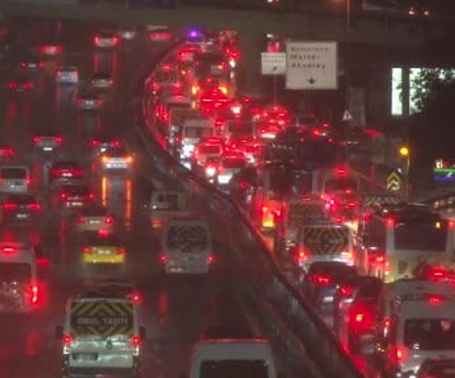 İstanbul'da sağanak iş çıkışı trafiğini durma noktasına getirdi
