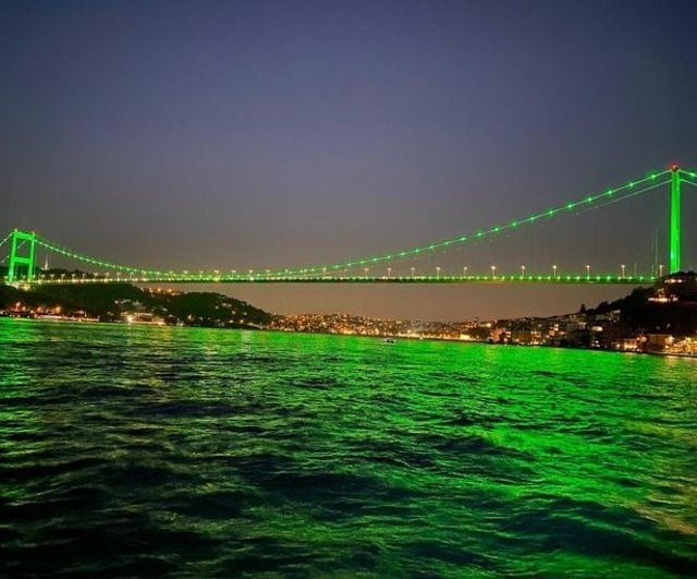 İstanbul simgeleri ruh sağlığı farkındalığı için yeşile büründü
