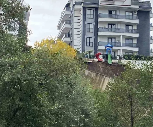 İstinat duvarının çöküşü site parkını toprakla gömdü