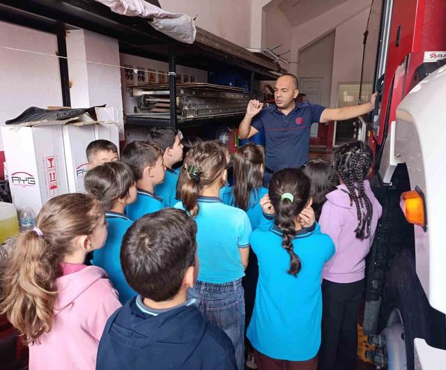 İtfaiye haftasında minik gönüllerden itfaiyecilere anlamlı teşekkür ziyareti