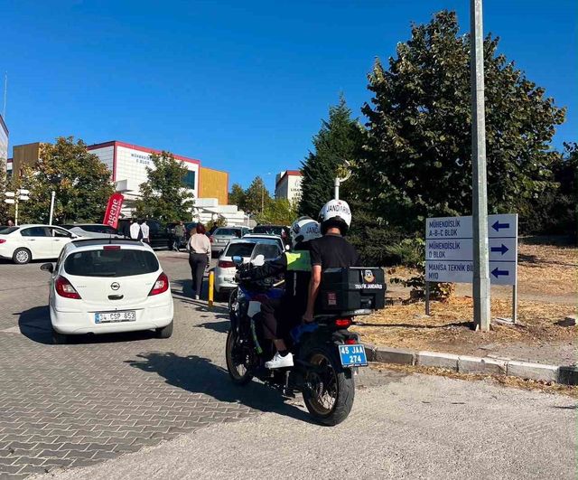 Jandarma motosiklet timleri kimliğini unutan KPSS adayını sınava yetiştirdi