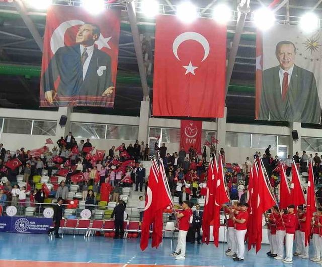 Jandarmanın insan piramidinde Türk bayrağı göğe yükseldi