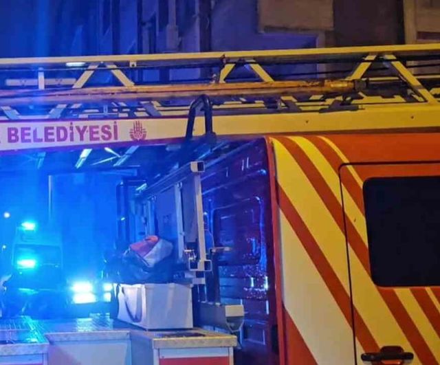 Kağıthane'de gece yarısı çatı yangını: bina tahliye edildi