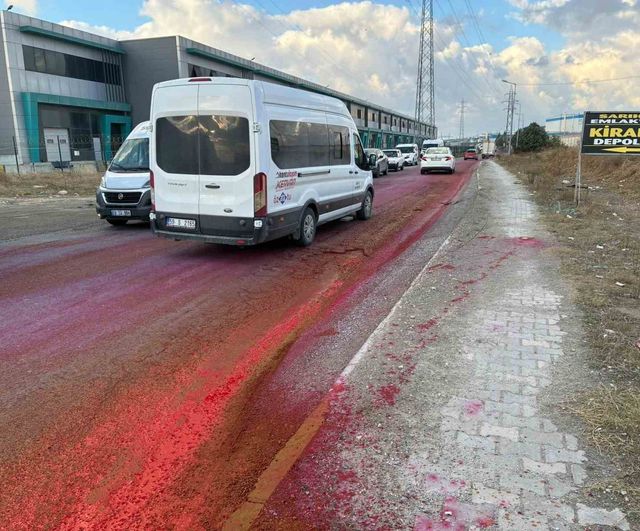 Kapaklı'da kırmızı iz: caddede yayılan boya şaşkınlık yarattı