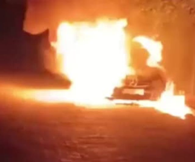 Kapıkule dönüşü Edirne sokağında park halindeki otomobil motor yangınıyla kullanılamaz hale geldi