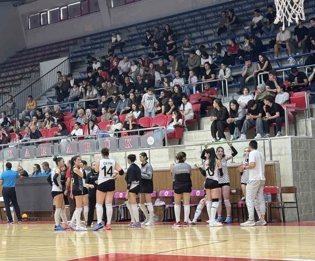Karabük Gençlikspor evinde Gebze'yi set vermeden mağlup etti