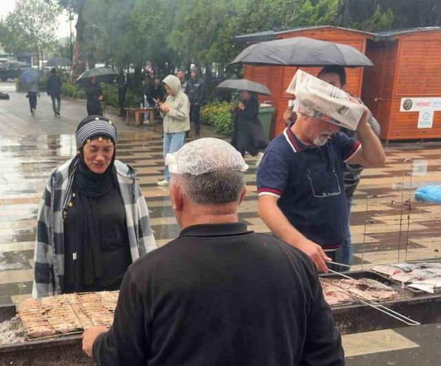 Karadeniz'in bereketi Hopa meydanında balık ziyafetine dönüştü