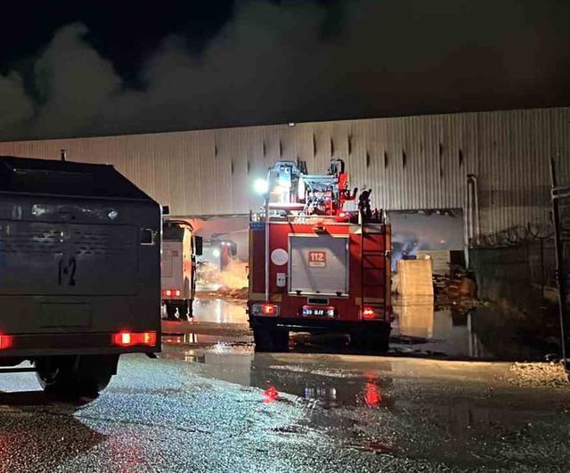 Karaduvar'da yıldırım düşmesi antrepoda yangına yol açtı; soğutma devam ediyor