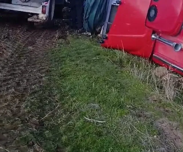 Karakoçan'da direksiyon hakimiyetini kaybeden tır pancarlarla şarampole devrildi