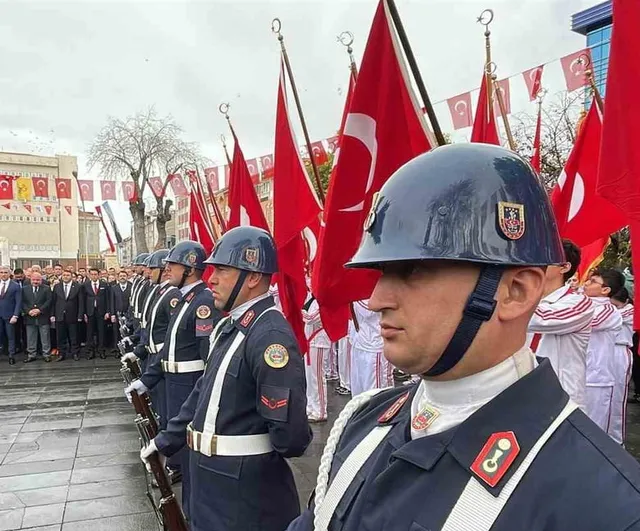Karaman'da 29 ekim coşkusu: Atatürk büstüne çelenk bırakıldı