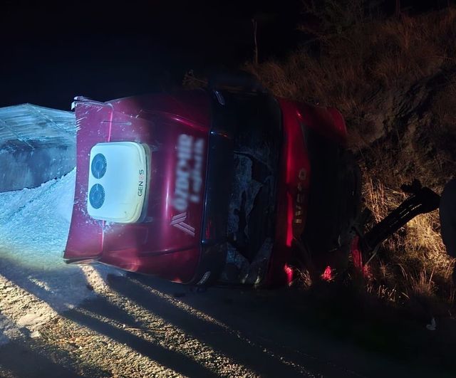 Karpuzlu-Çine yolunda devrilen kum yüklü tır yolu kapattı, sürücü yaralandı