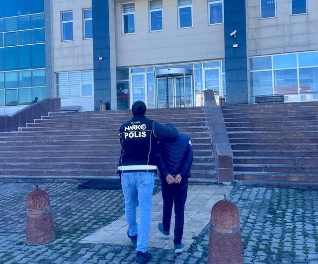 Kars'ta eş zamanlı uyuşturucu operasyonu: bir kişi tutuklandı
