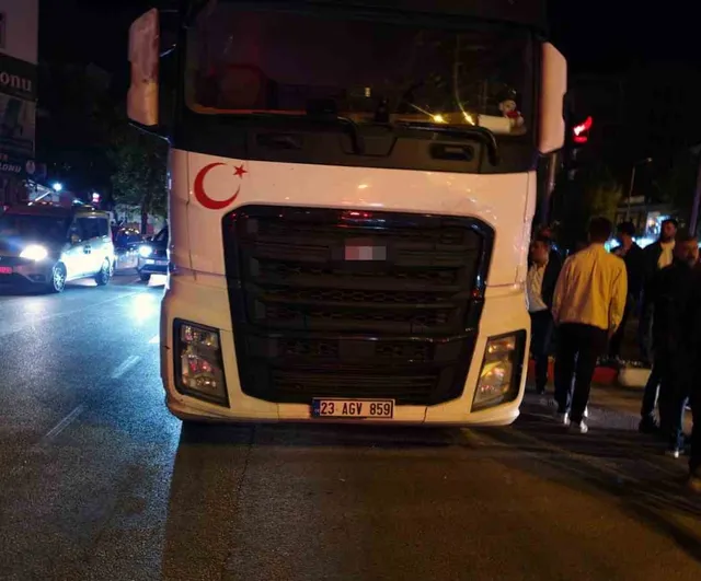 Karşıya geçme anında kaza: Kovancılar'da genç ağır yaralandı