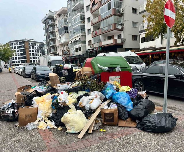 Karşıyaka'da toplanmayan çöpler günlük yaşamı olumsuz etkiliyor