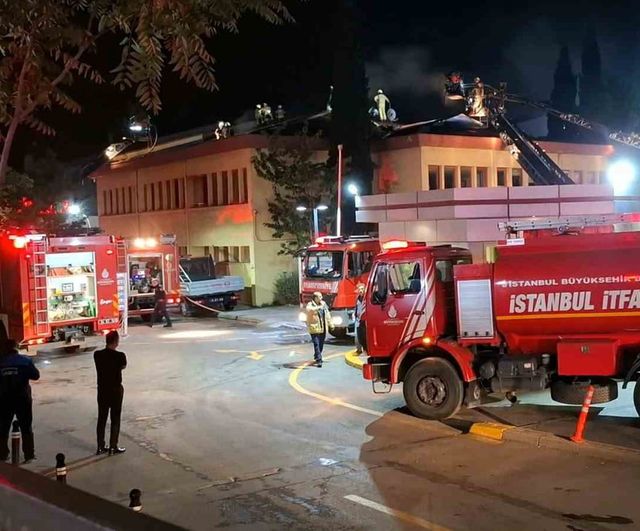 Kartal'da hastane çatısına sıçrayan yangın itfaiye tarafından kontrol altına alındı