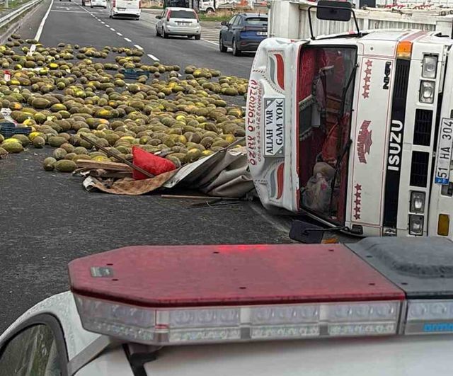 Kavun yüklü kamyonet alev alıp devrildi, yola kavunlar saçıldı