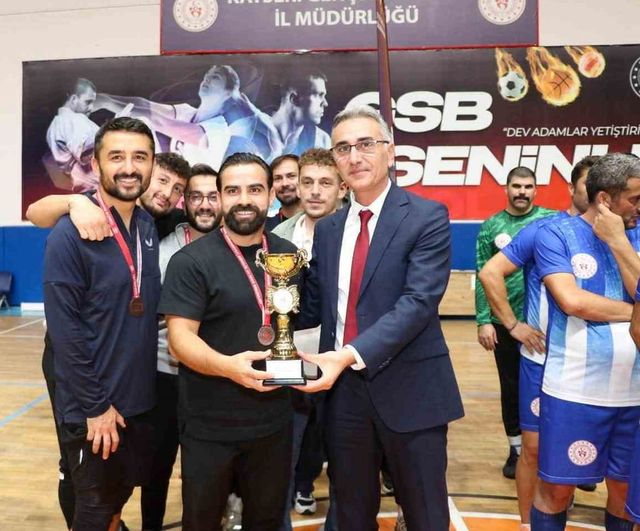 Kayseri'de kamu çalışanları sporla bir araya geldi: oyunlarda dostluk kazandı
