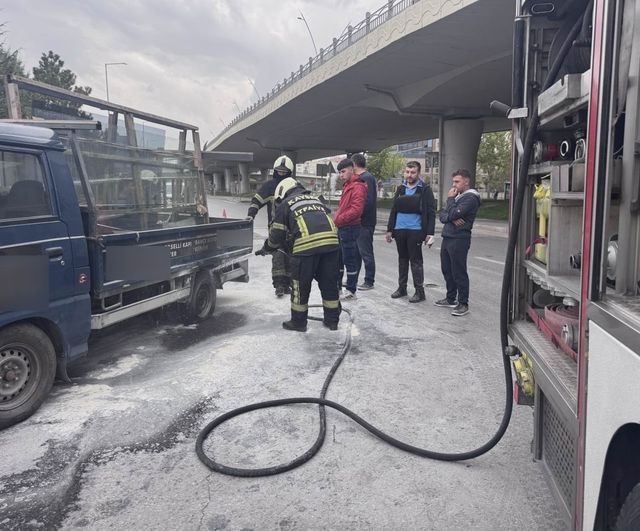 Kayseri'de kamyonetin arka lastiği alev aldı, itfaiye müdahale etti