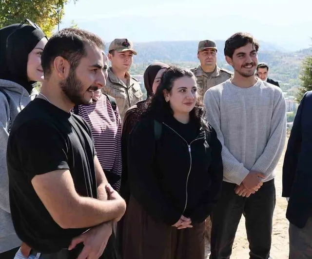Kemah'ta eğitim sohbeti: vali Aydoğdu ve rektör Kuyrukluyıldız öğrencilerle buluştu