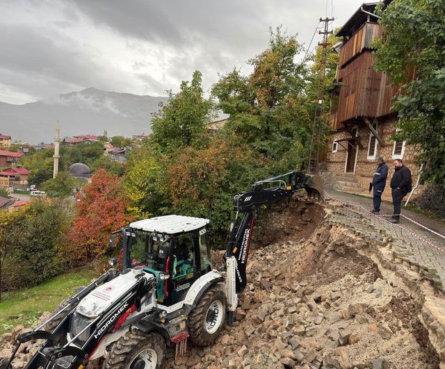 Kemaliye'de yağışın yol açtığı istinat duvarı çökmesi araç trafiğini durdurdu