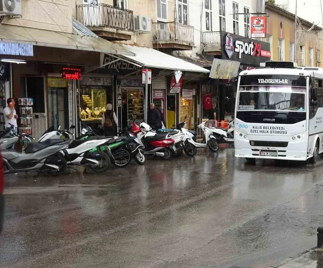 Kilis'te aniden bastıran yağış sürücüleri tedbirli hale getirdi